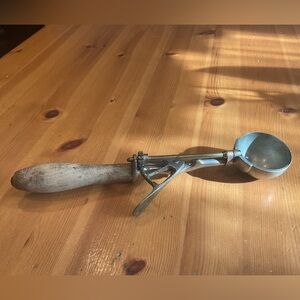 VINTAGE GILCHRIST’S No.31 ICE CREAM SCOOP WOOD HANDLE PRIMITIVE INDUSTRIAL DECOR